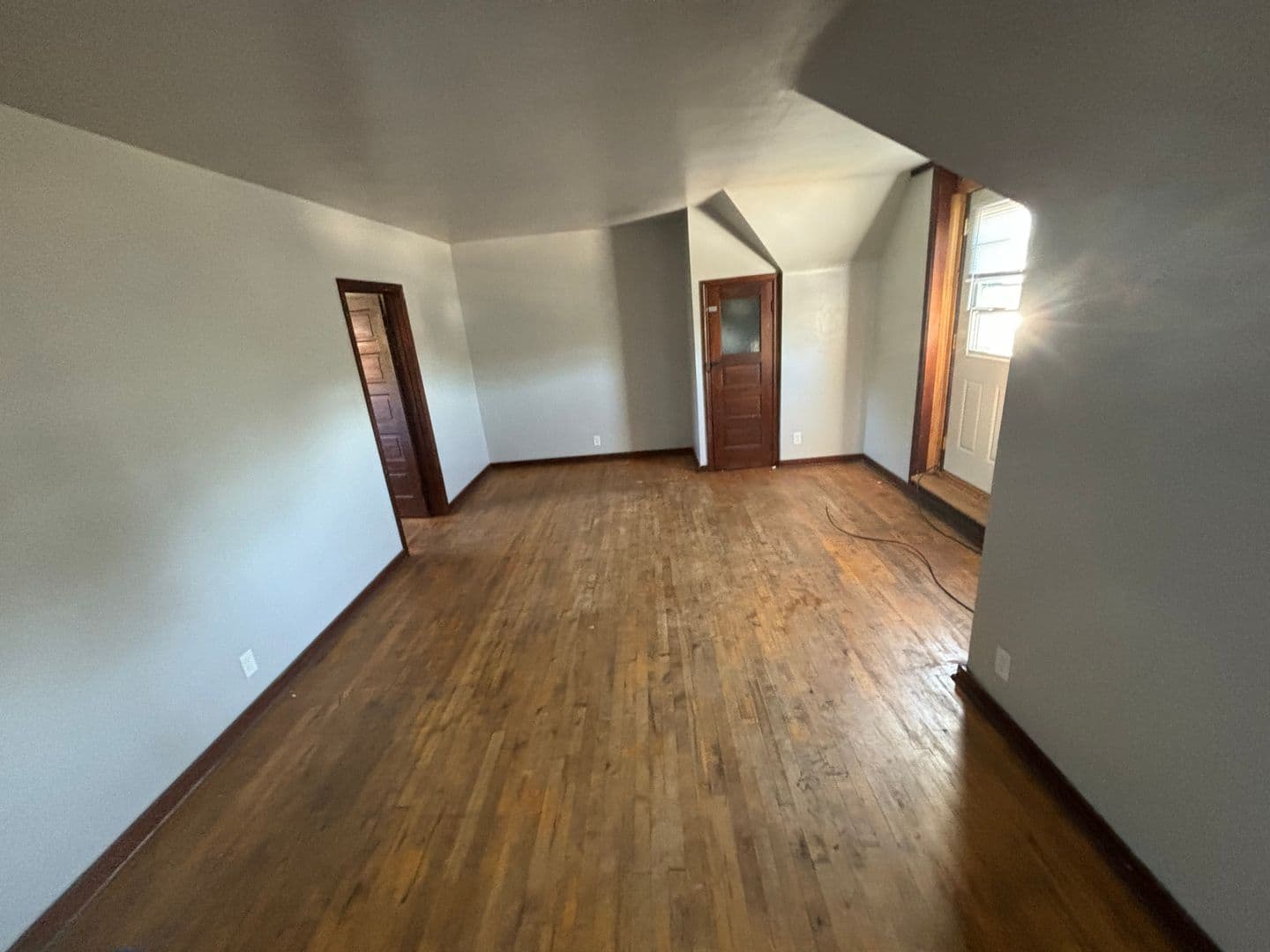 Cherokee Apartment: 729 W Cedar St