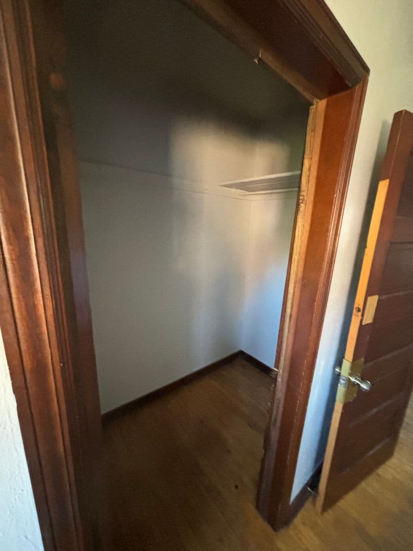 Cherokee Apartment: 729 W Cedar St
