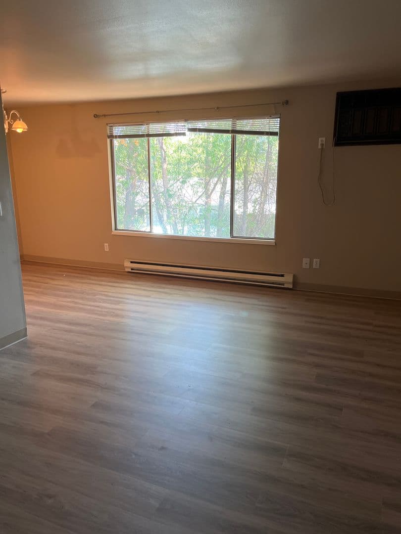 Medford Apartment: 1975 Crater Lake Ave.