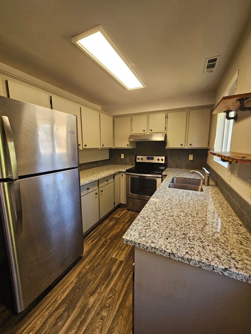 Grants Pass Apartment: 1822 NE Fairview Ave