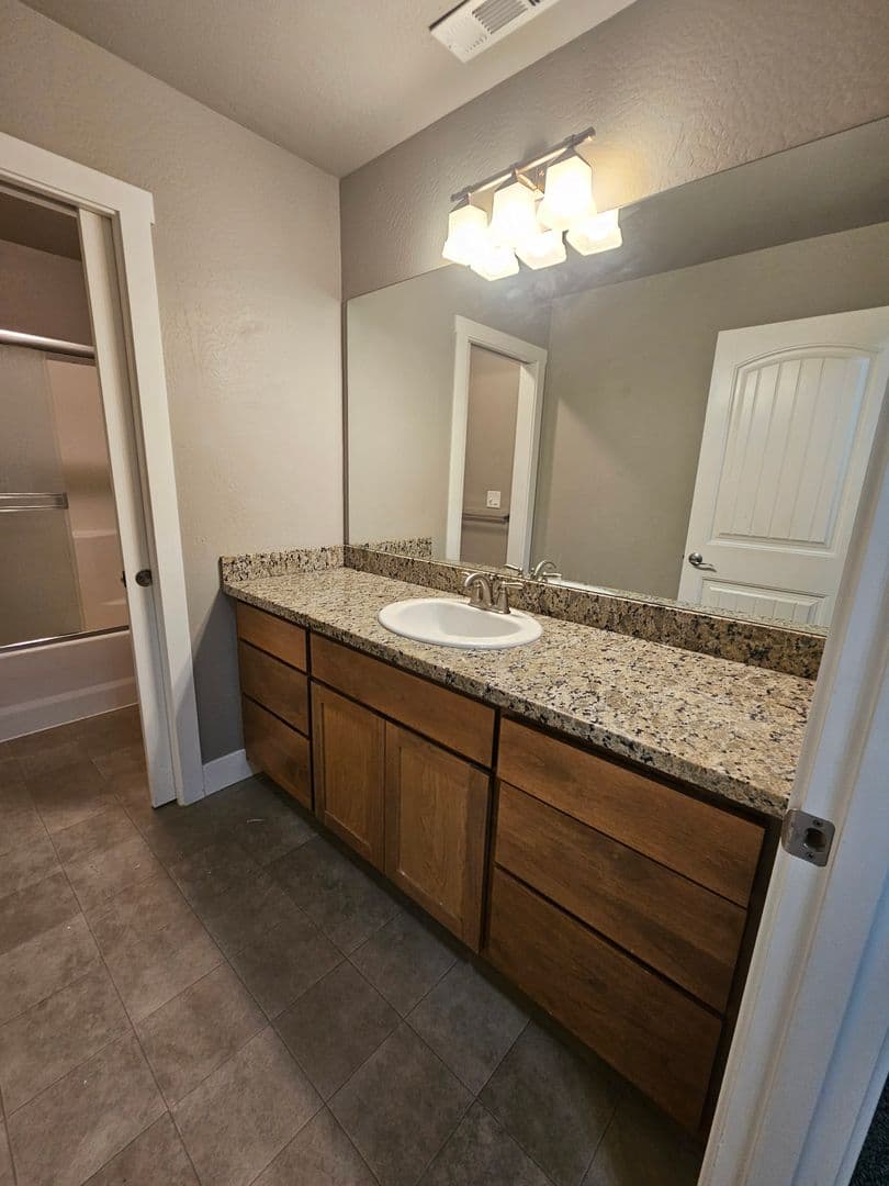 Central Point Apartment: 517/521 Gray Court
