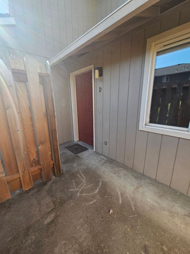 Grants Pass Apartment: 1822 NE Fairview Ave