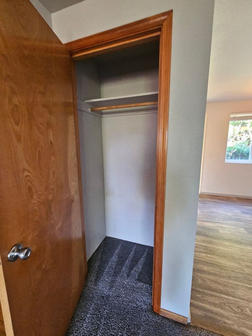 Grants Pass Apartment: 1822 NE Fairview Ave