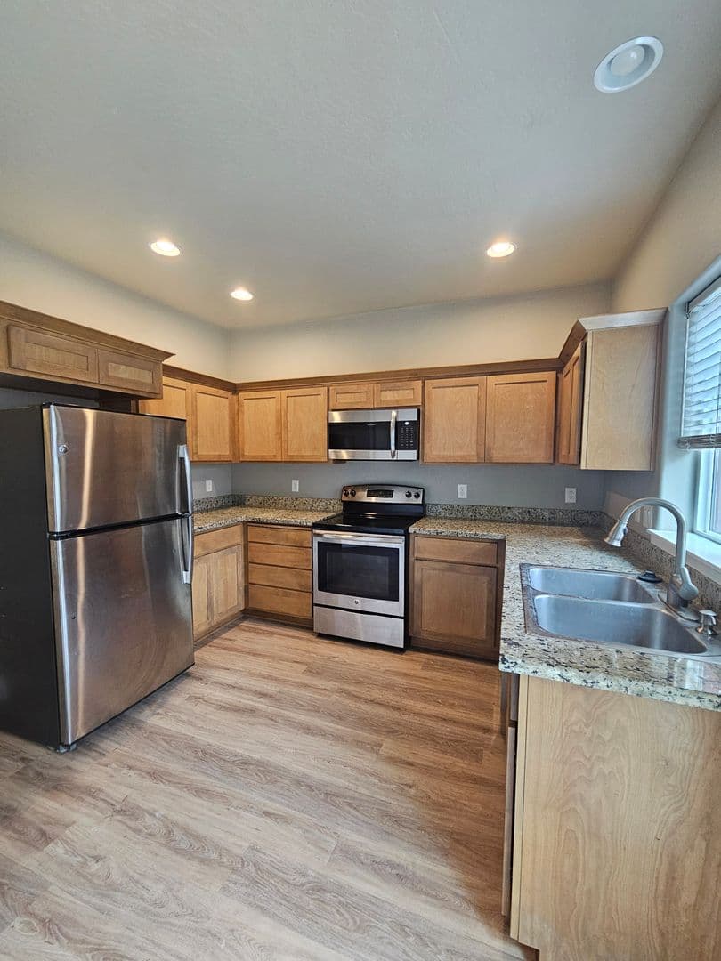 Central Point Apartment: 517/521 Gray Court