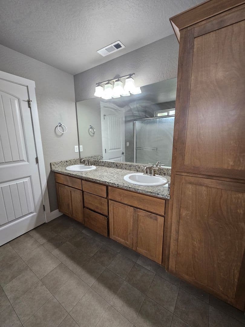 Central Point Apartment: 517/521 Gray Court