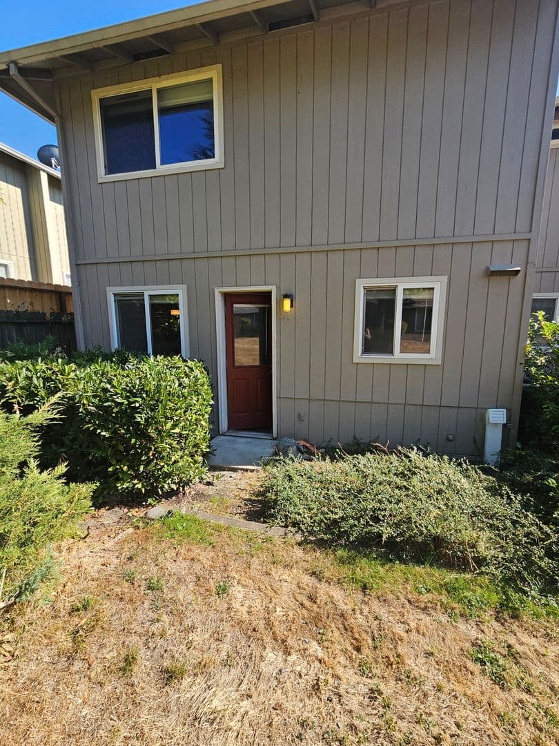 Grants Pass Apartment: 1822 NE Fairview Ave