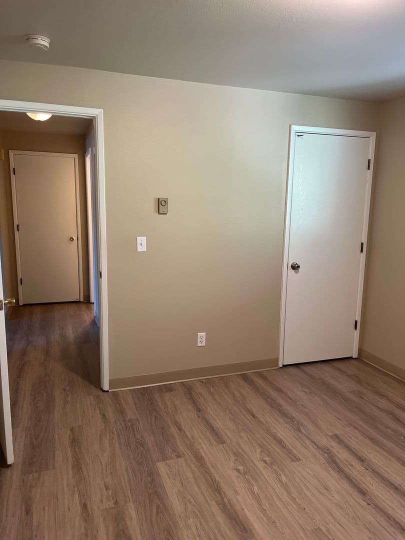 Medford Apartment: 1975 Crater Lake Ave.