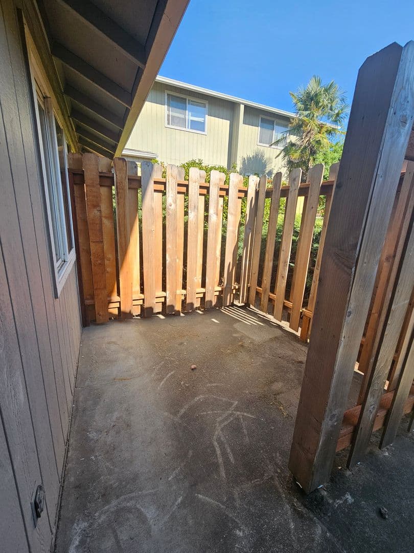 Grants Pass Apartment: 1822 NE Fairview Ave