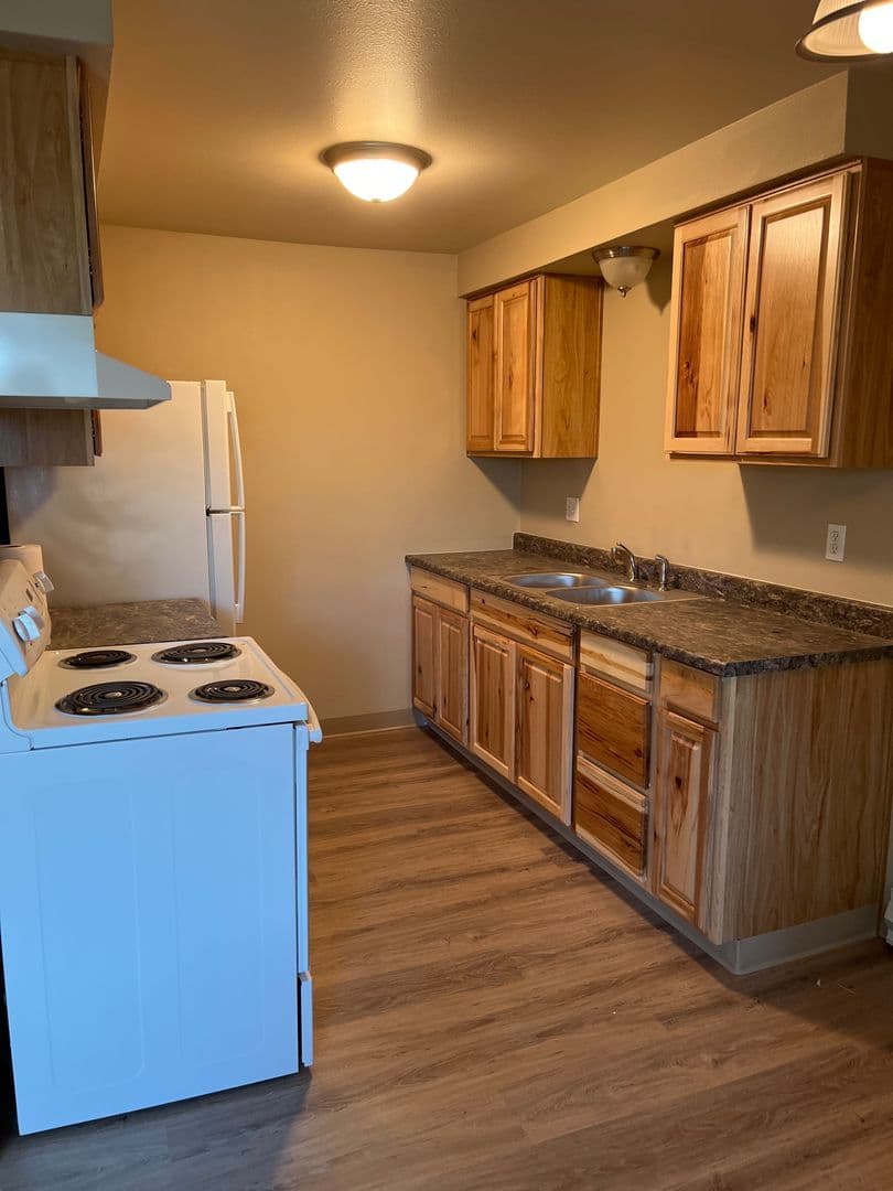 Medford Apartment: 1975 Crater Lake Ave.