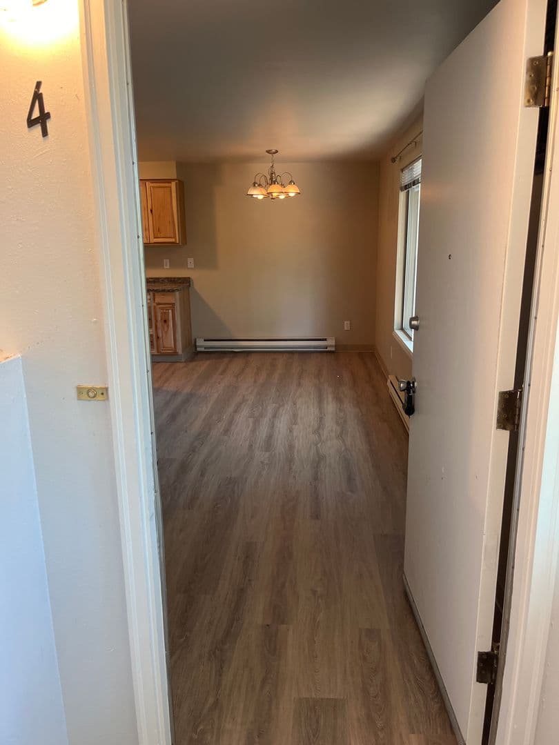 Medford Apartment: 1975 Crater Lake Ave.