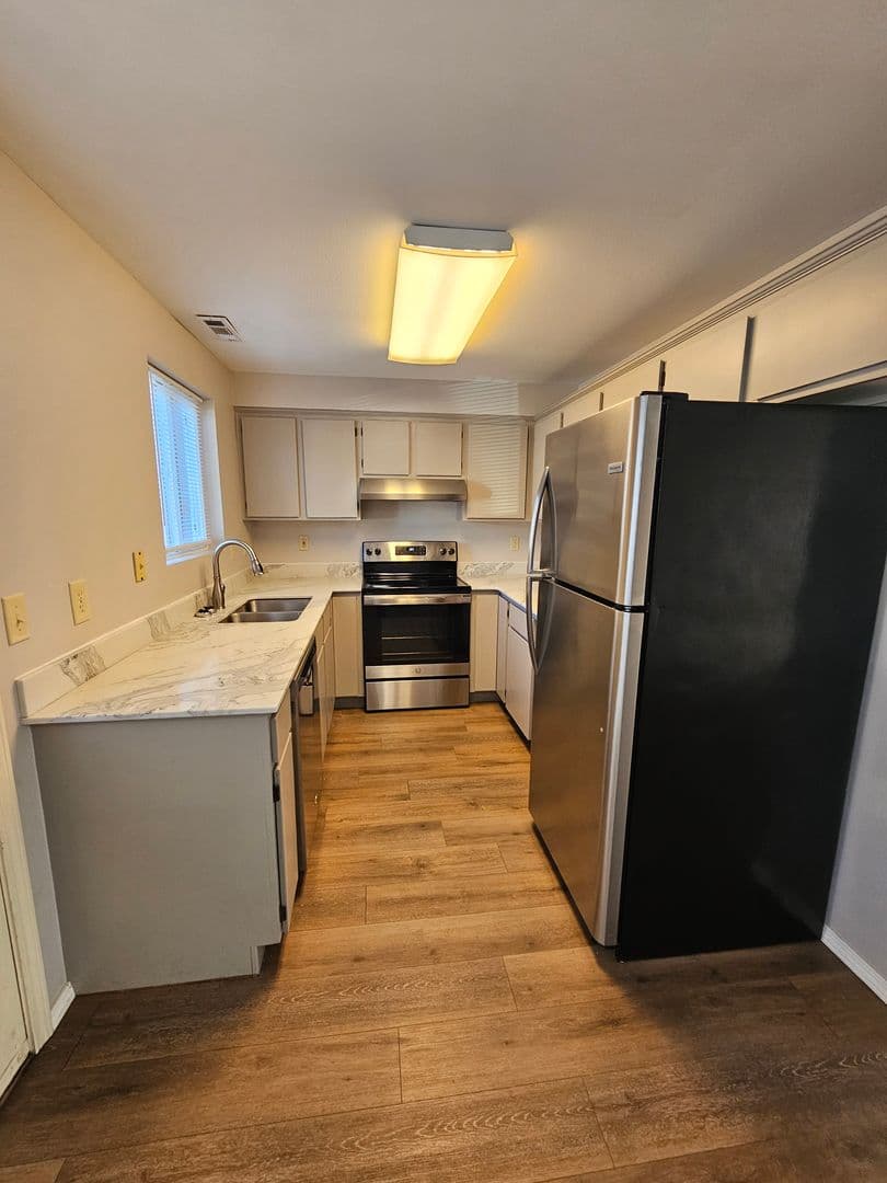 Grants Pass Apartment: 1822 NE Fairview Ave