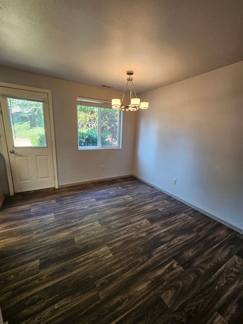 Grants Pass Apartment: 1822 NE Fairview Ave
