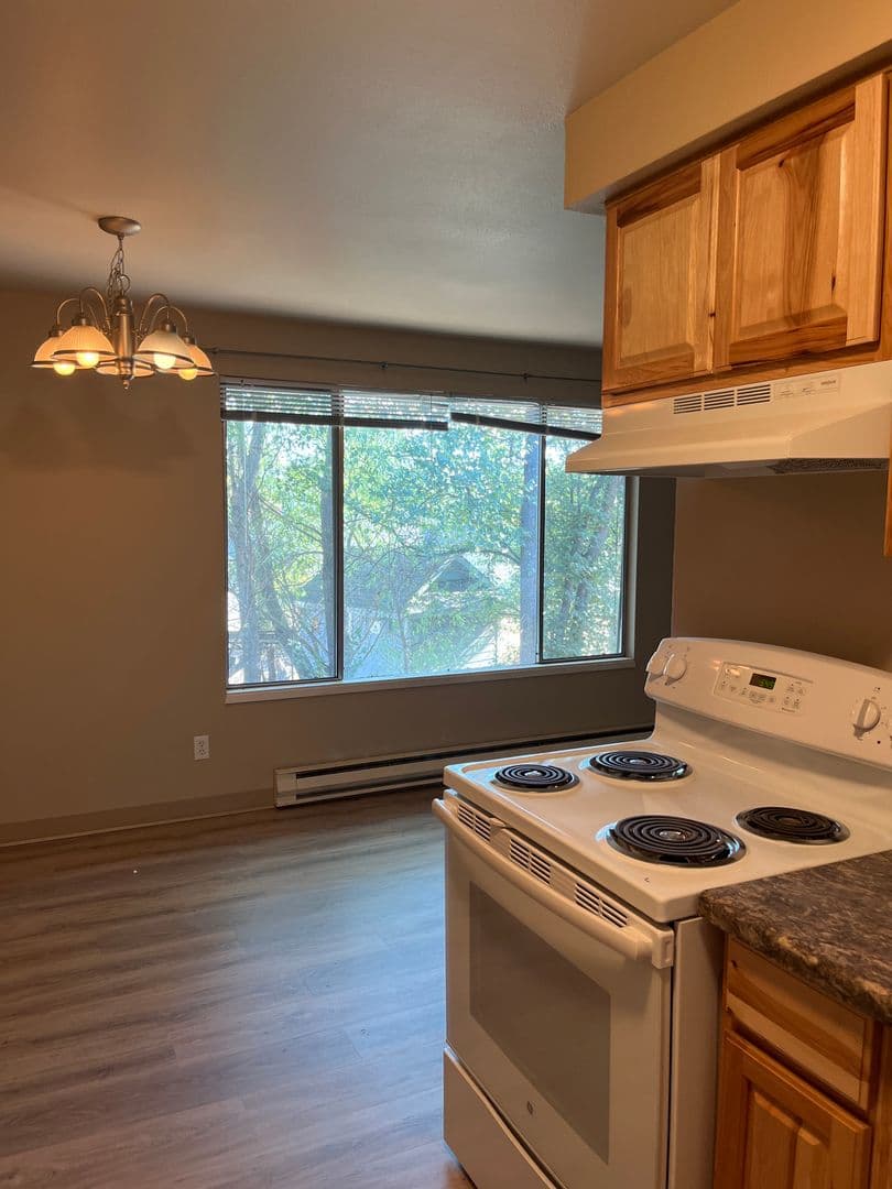 Medford Apartment: 1975 Crater Lake Ave.