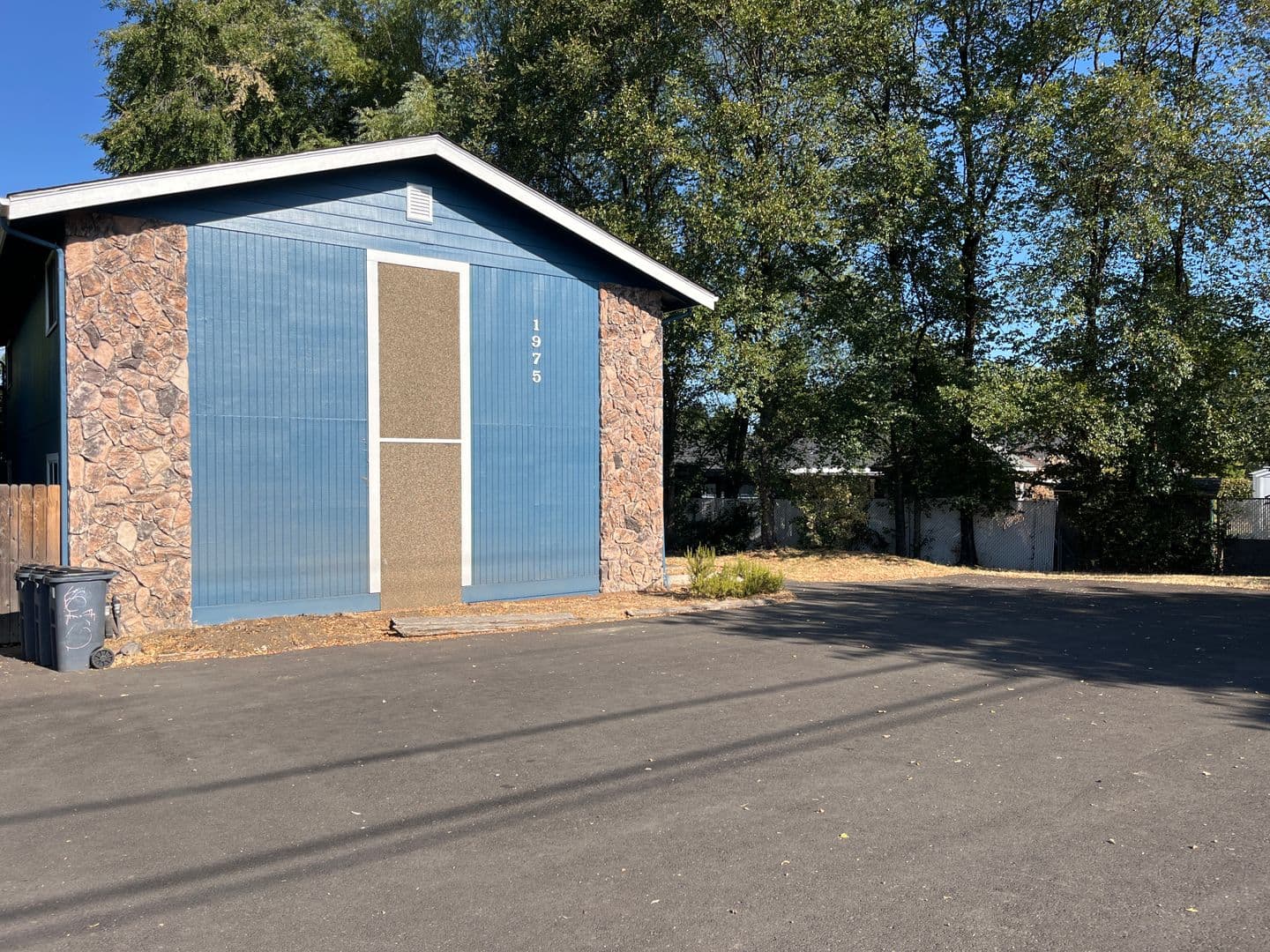 Medford Apartment: 1975 Crater Lake Ave.