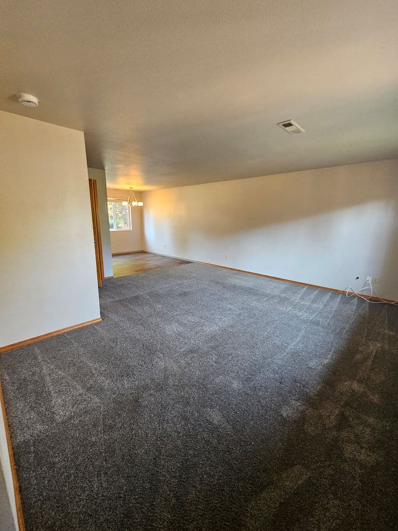 Grants Pass Apartment: 1822 NE Fairview Ave
