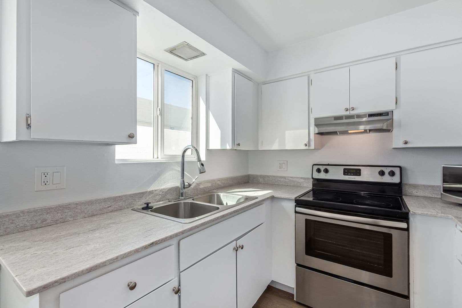 Phoenix Apartment: 2922 N 35th St
