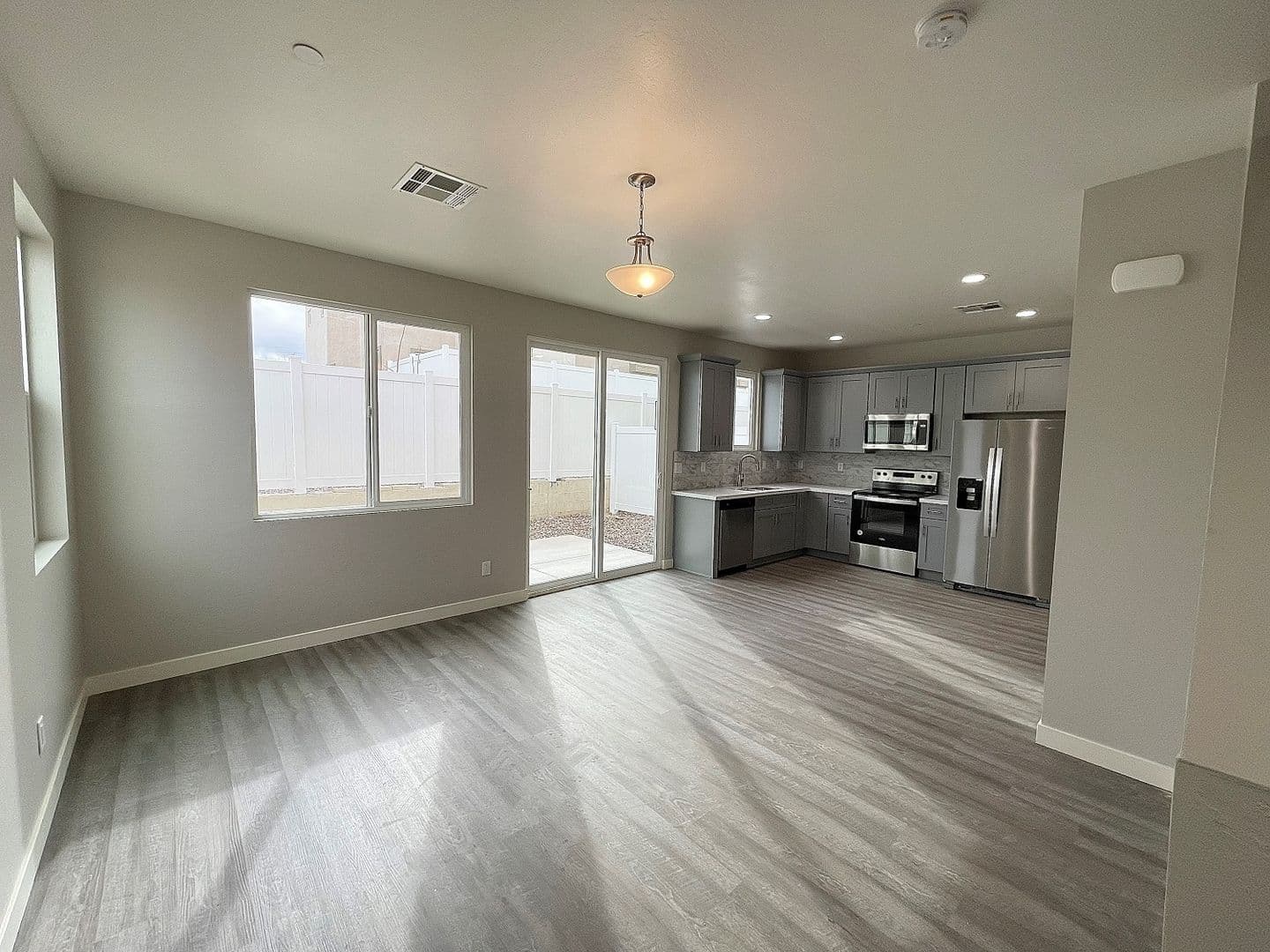 Phoenix Apartment: 11 East Dobbins Road