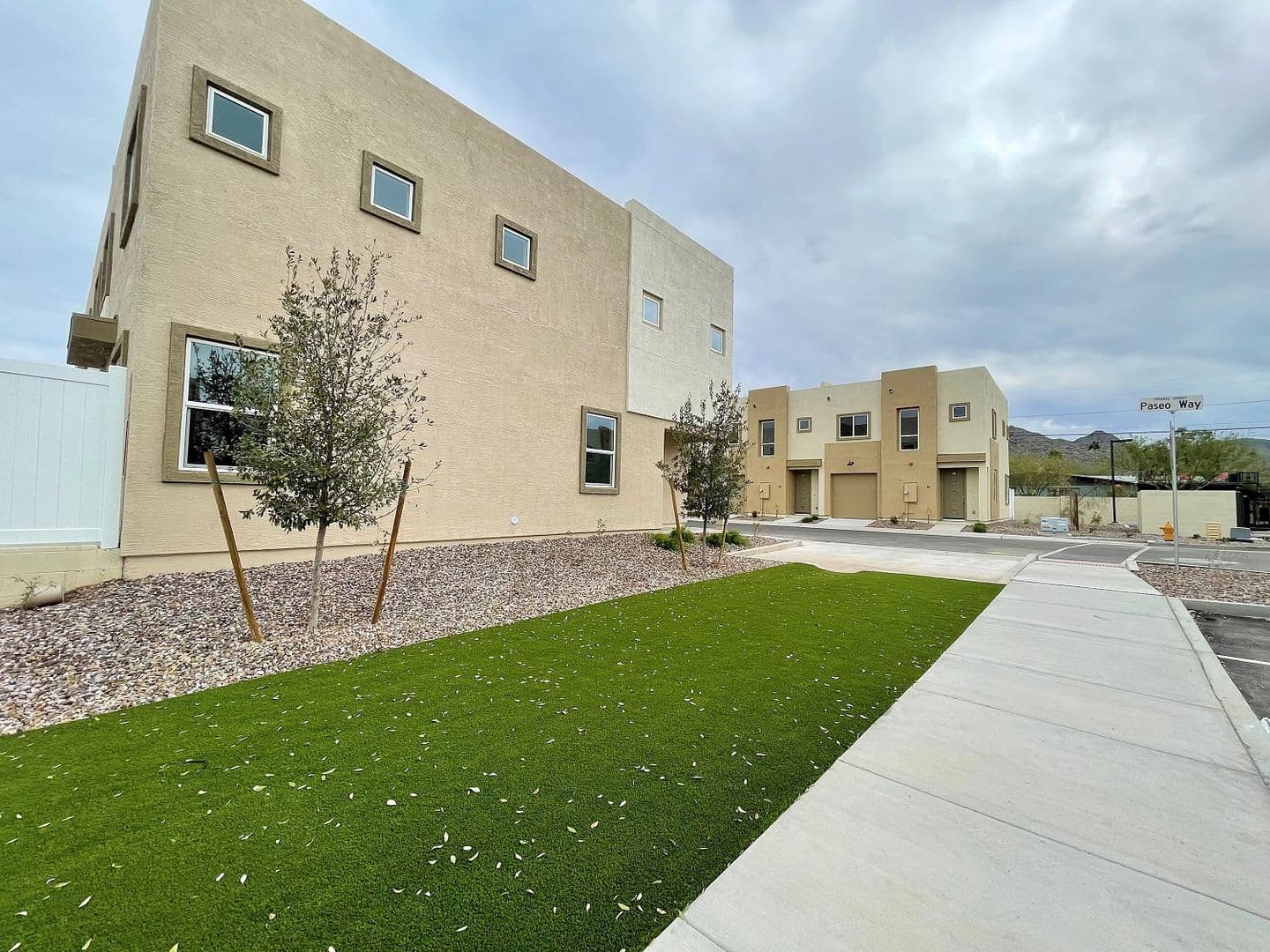 Phoenix Apartment: 11 East Dobbins Road