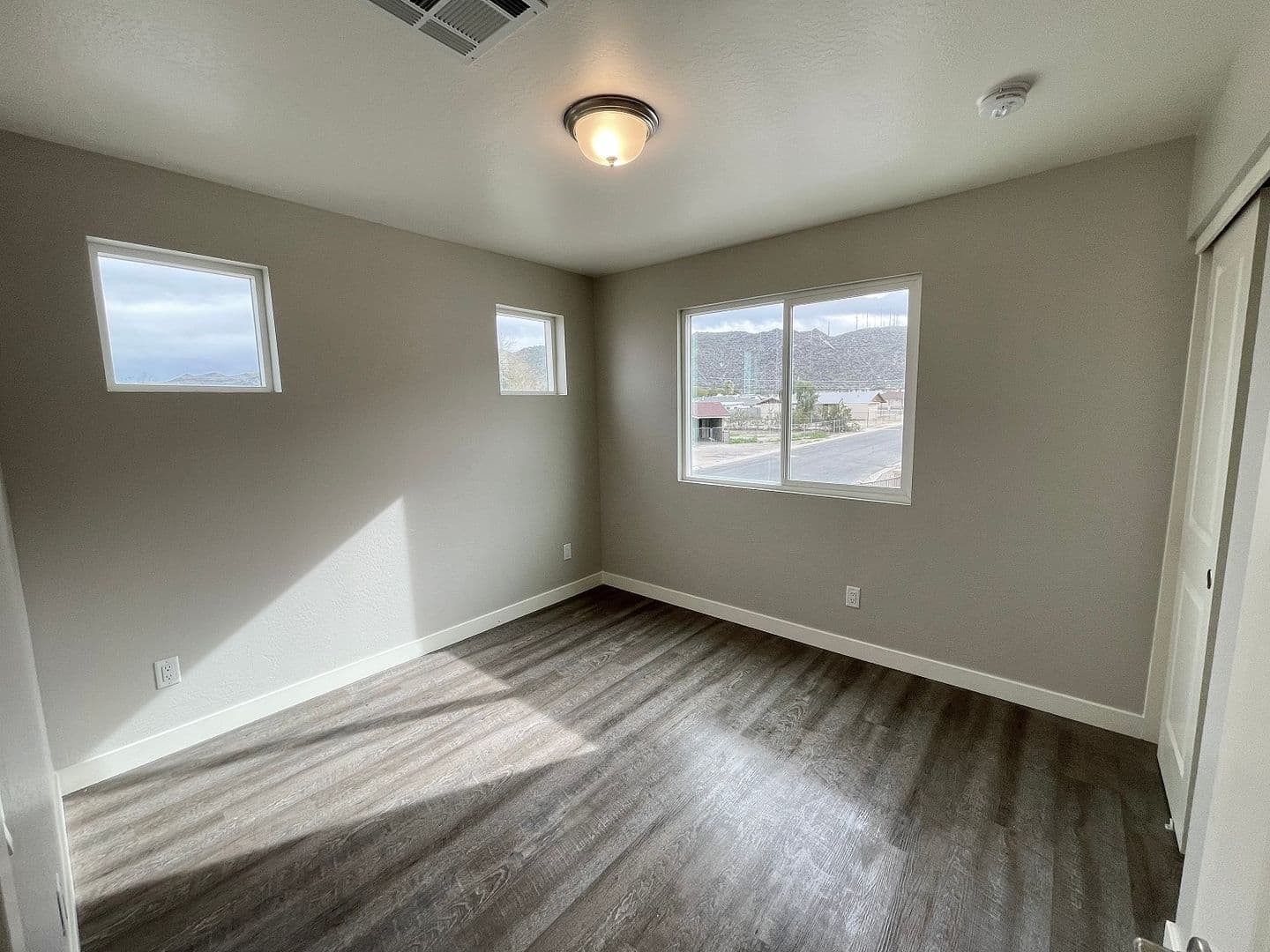 Phoenix Apartment: 11 East Dobbins Road