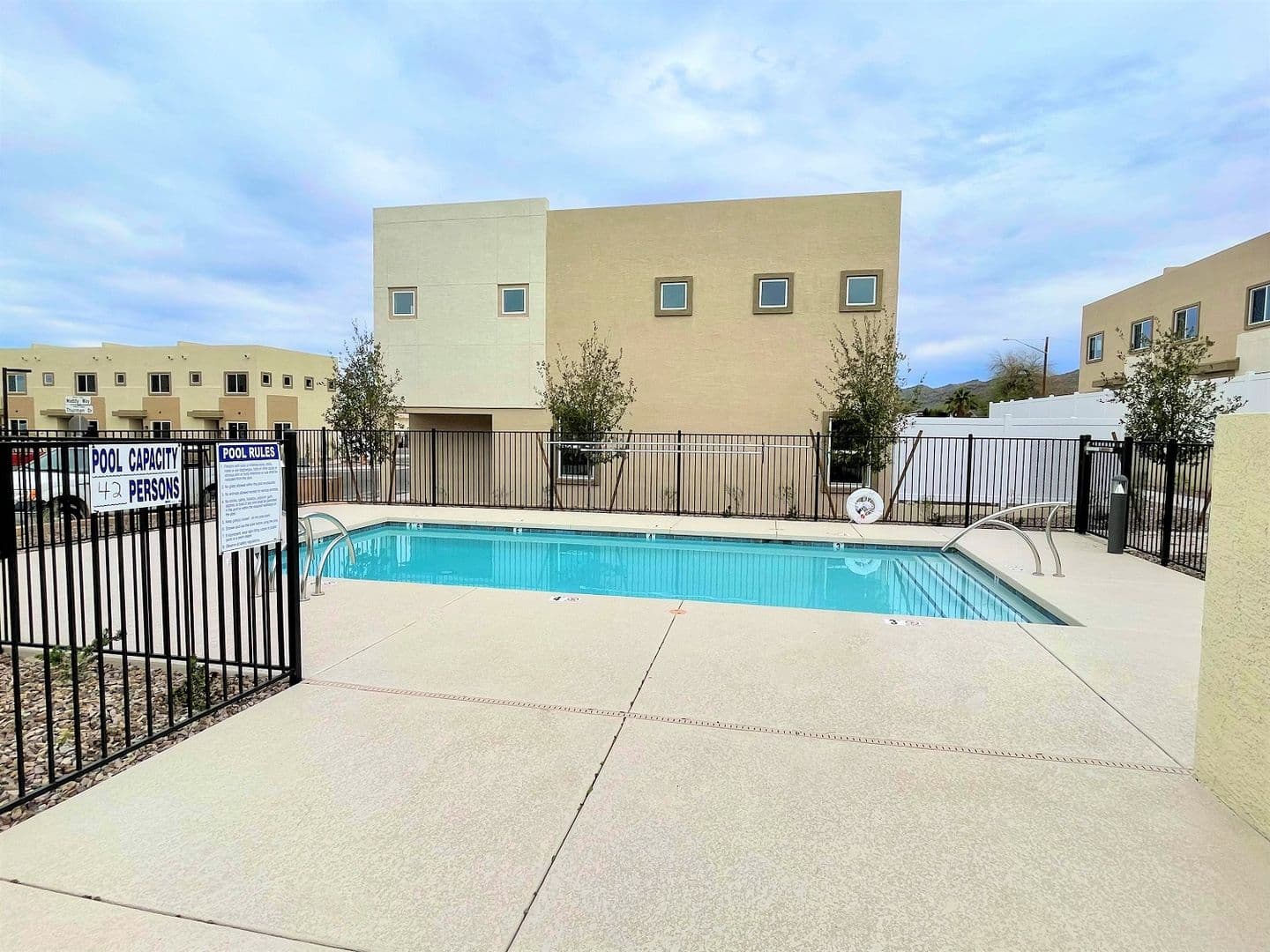 Phoenix Apartment: 11 East Dobbins Road