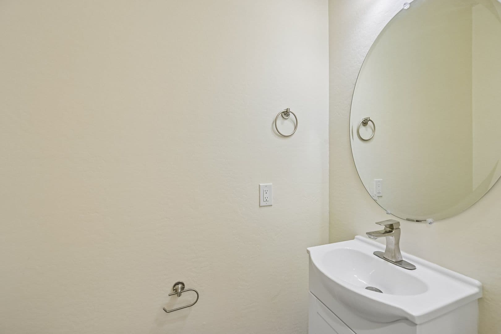Phoenix Apartment: 828 East Apollo Road