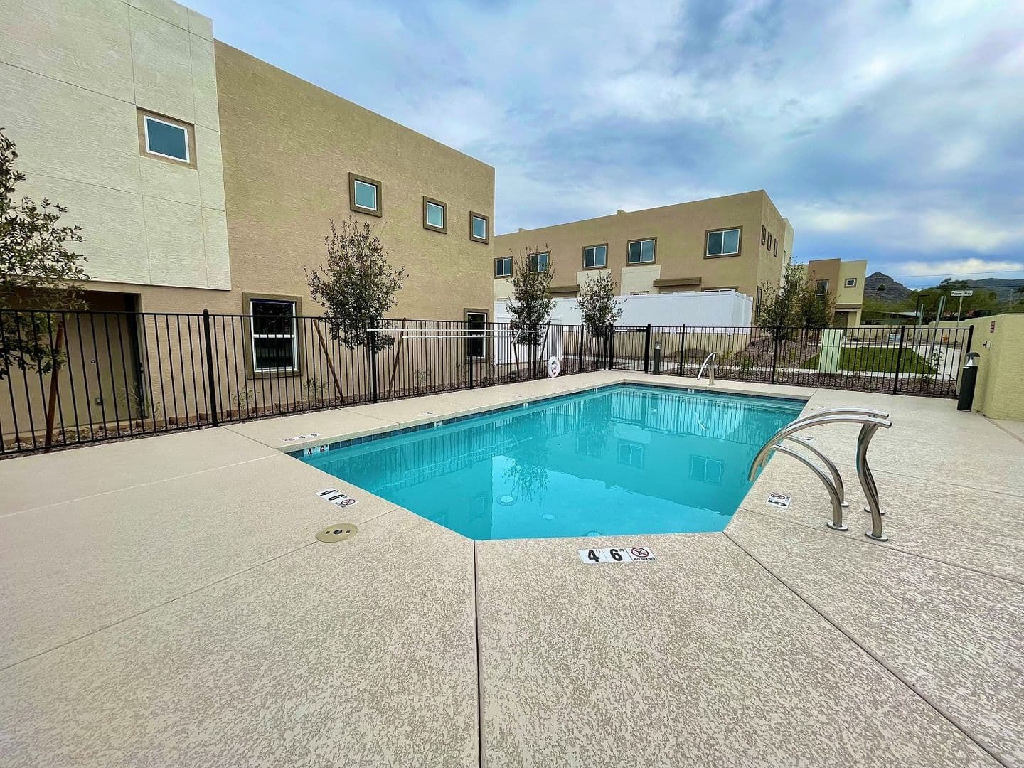 Phoenix Apartment: 11 East Dobbins Road
