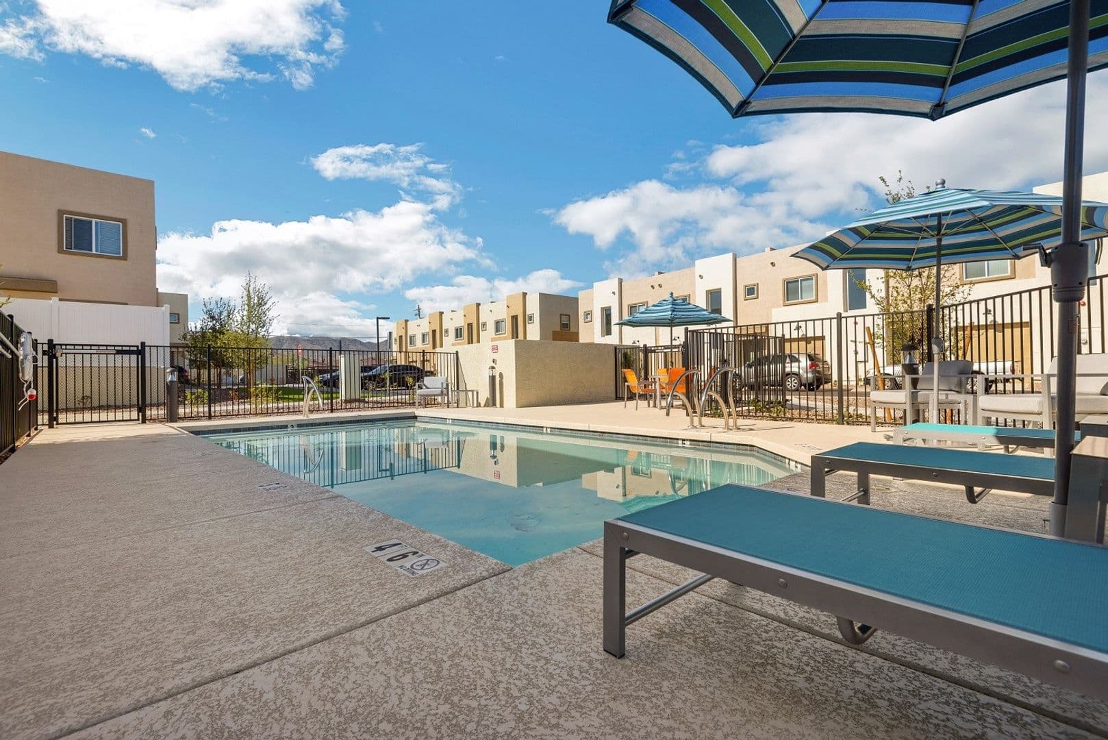 Phoenix Apartment: 11 East Dobbins Road