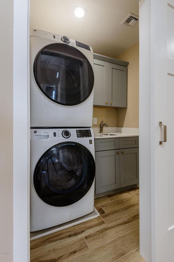 Phoenix Apartment: 3240 E. Pinchot Ave