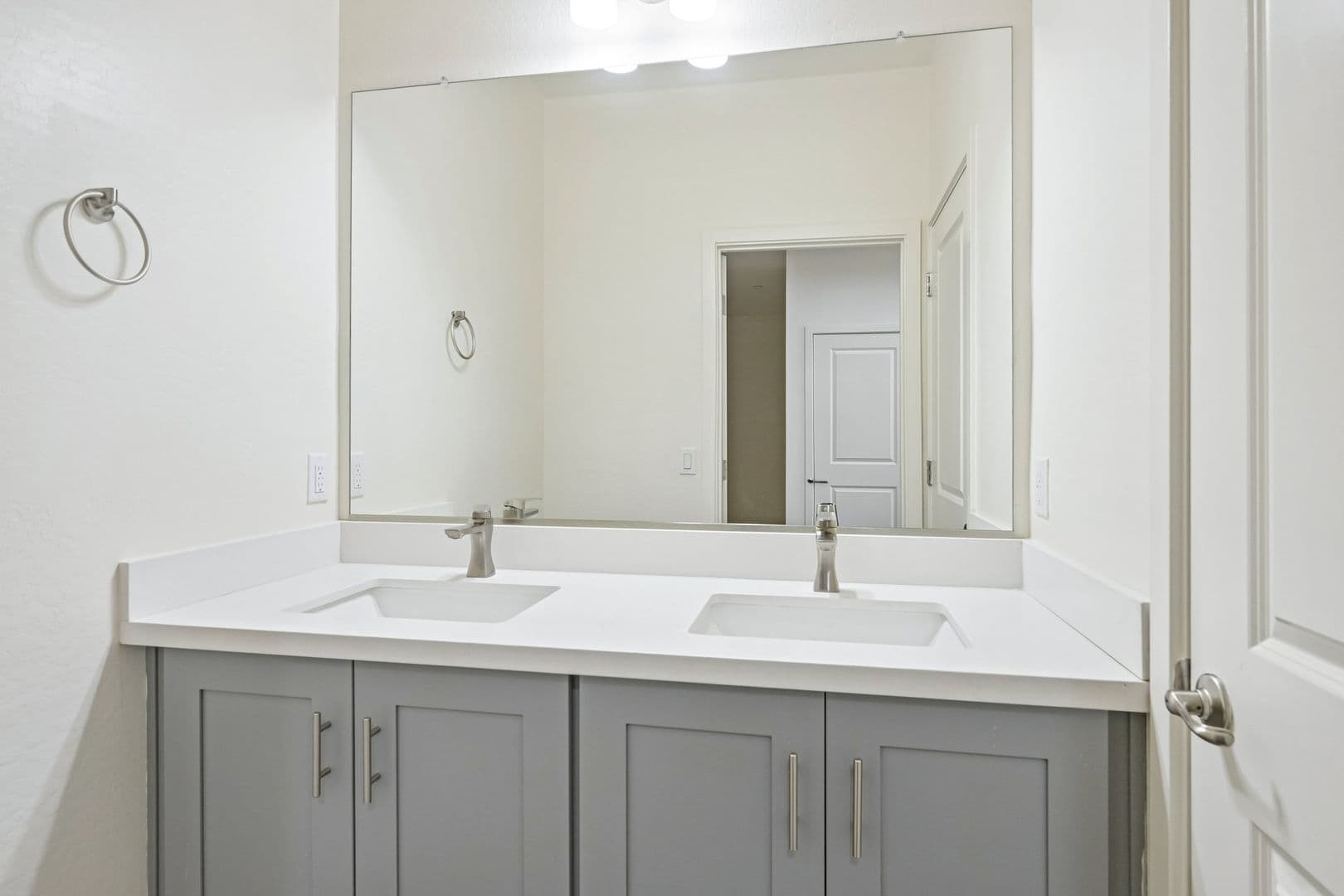 Phoenix Apartment: 828 East Apollo Road