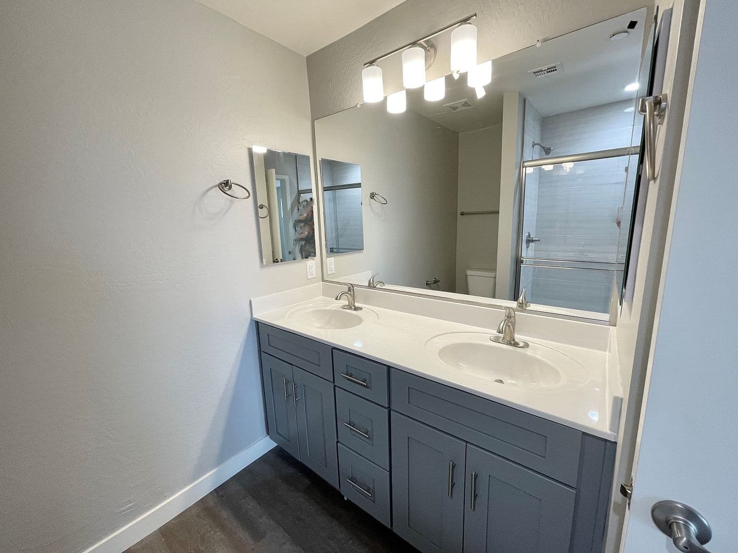 Phoenix Apartment: 11 East Dobbins Road
