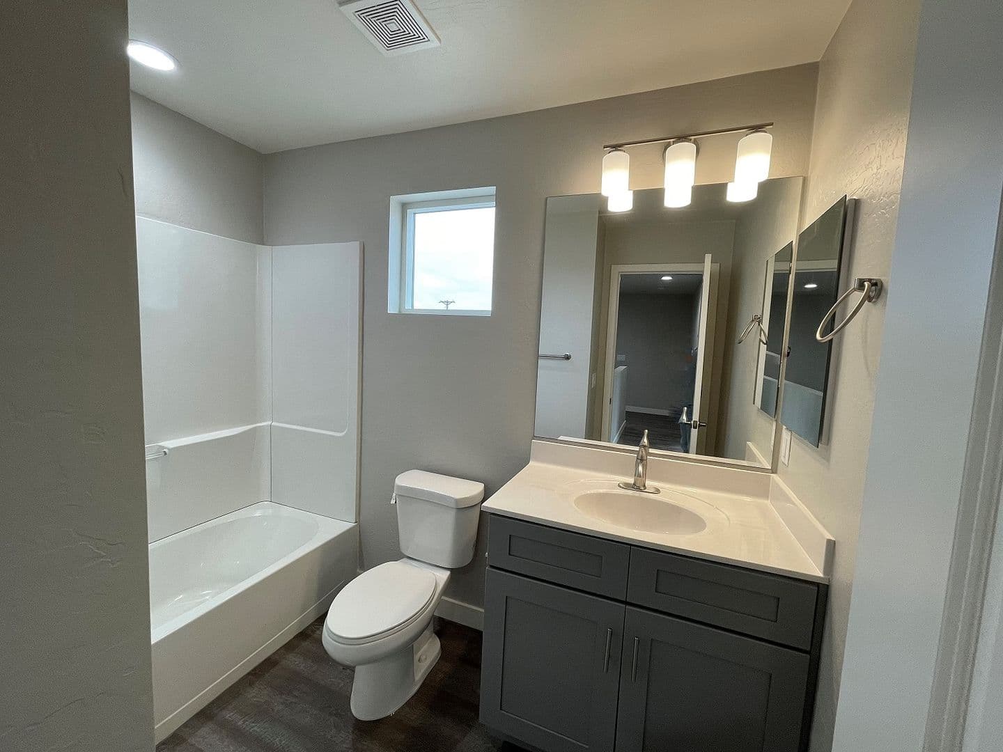 Phoenix Apartment: 11 East Dobbins Road