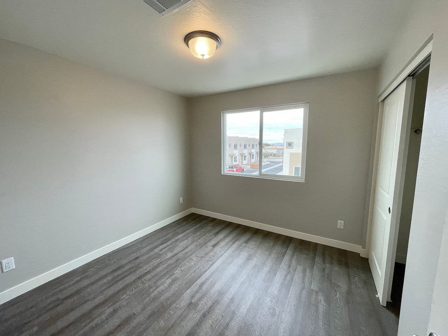 Phoenix Apartment: 11 East Dobbins Road
