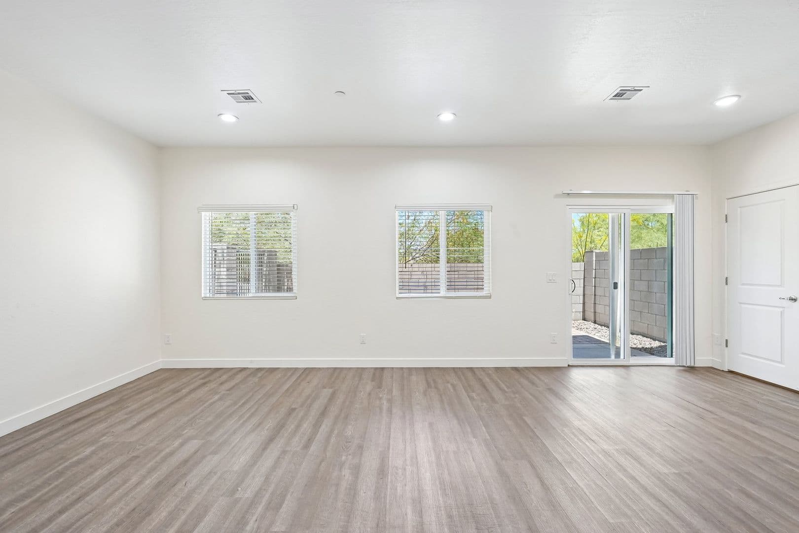 Phoenix Apartment: 828 East Apollo Road