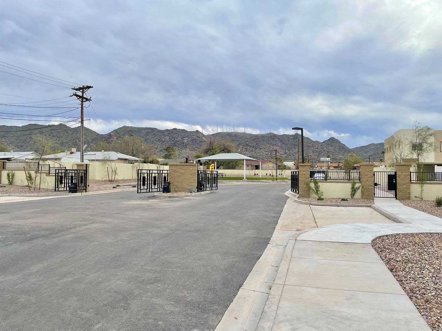 Phoenix Apartment: 11 East Dobbins Road