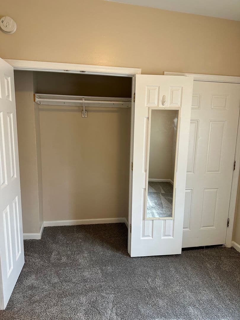 Washington Apartment: 1913 Rosedale St NE