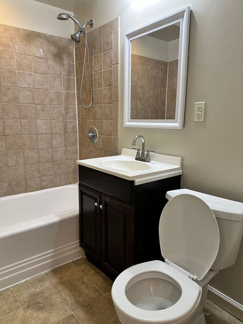Washington Apartment: 1913 Rosedale St NE