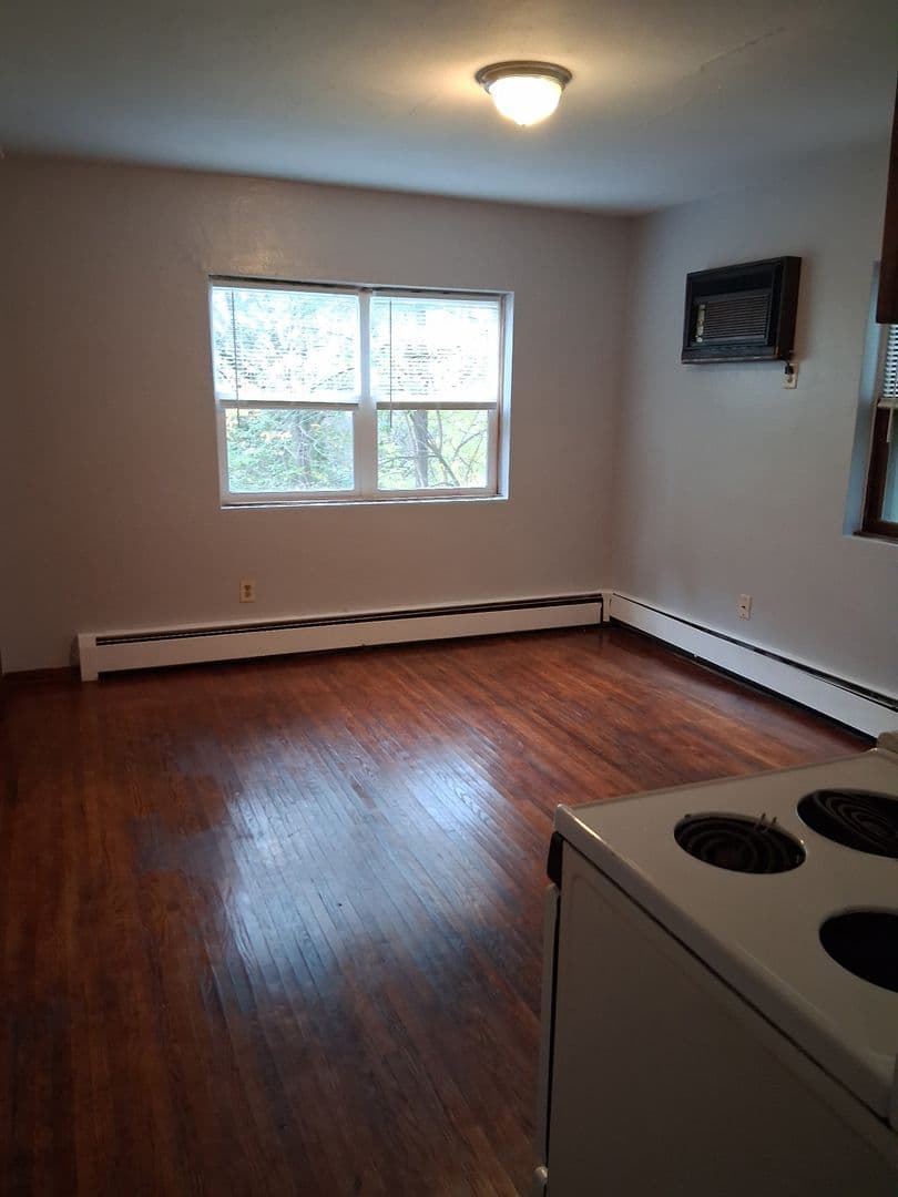 Maplewood Apartment: 2637 Stillwater Rd E