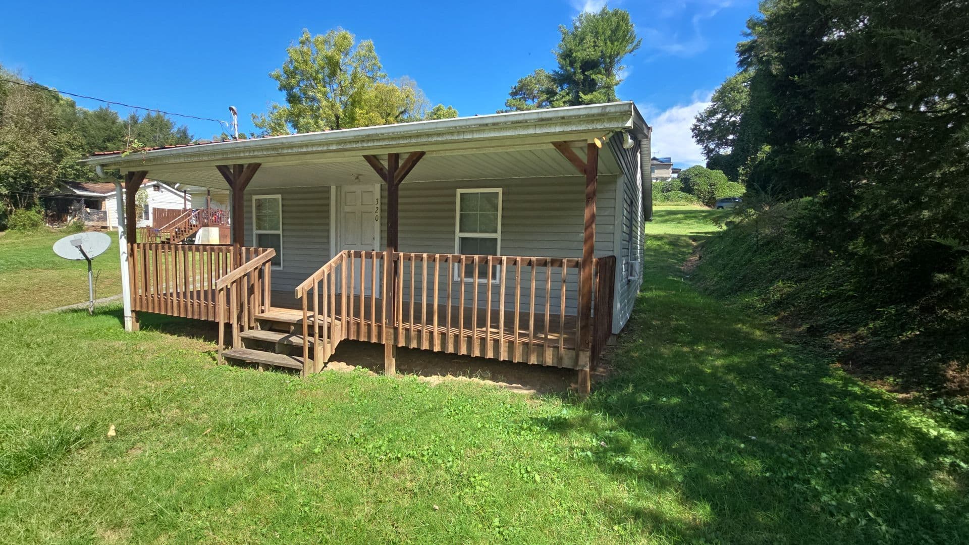 Lenoir House: 320 Small Cir