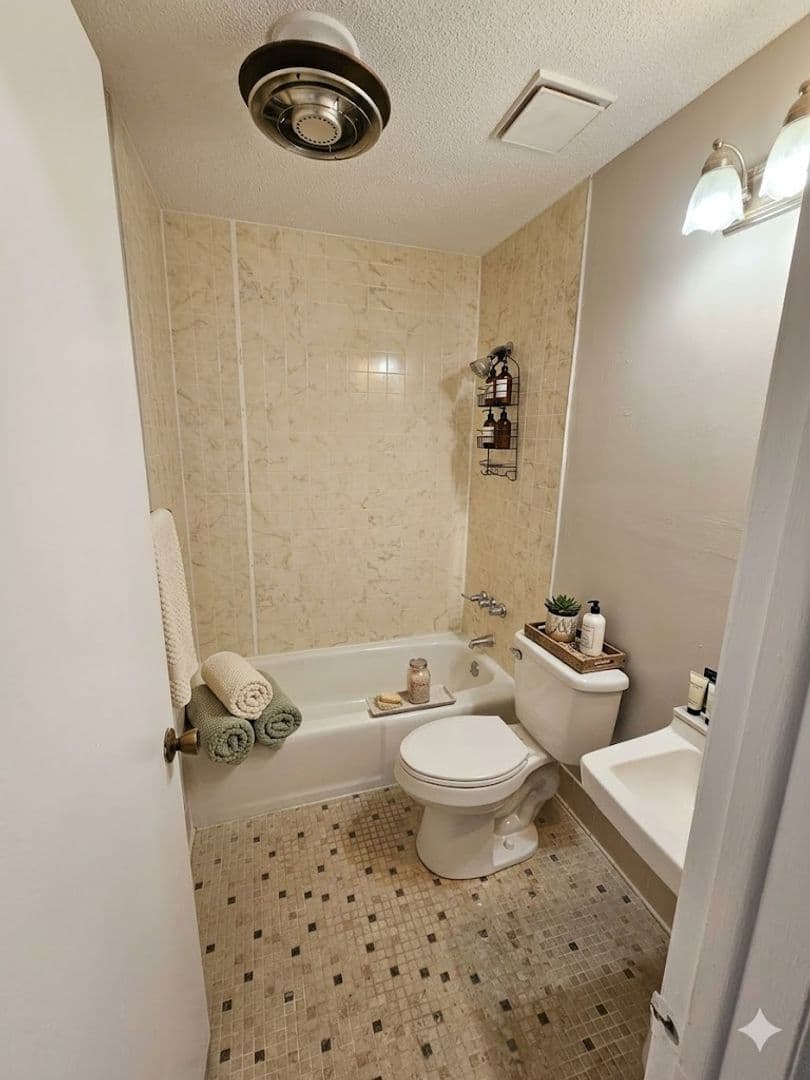 Fayetteville House: 6340 Ginger Circle