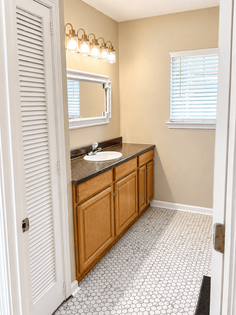 Ocean Springs House: 443 Bills Avenue