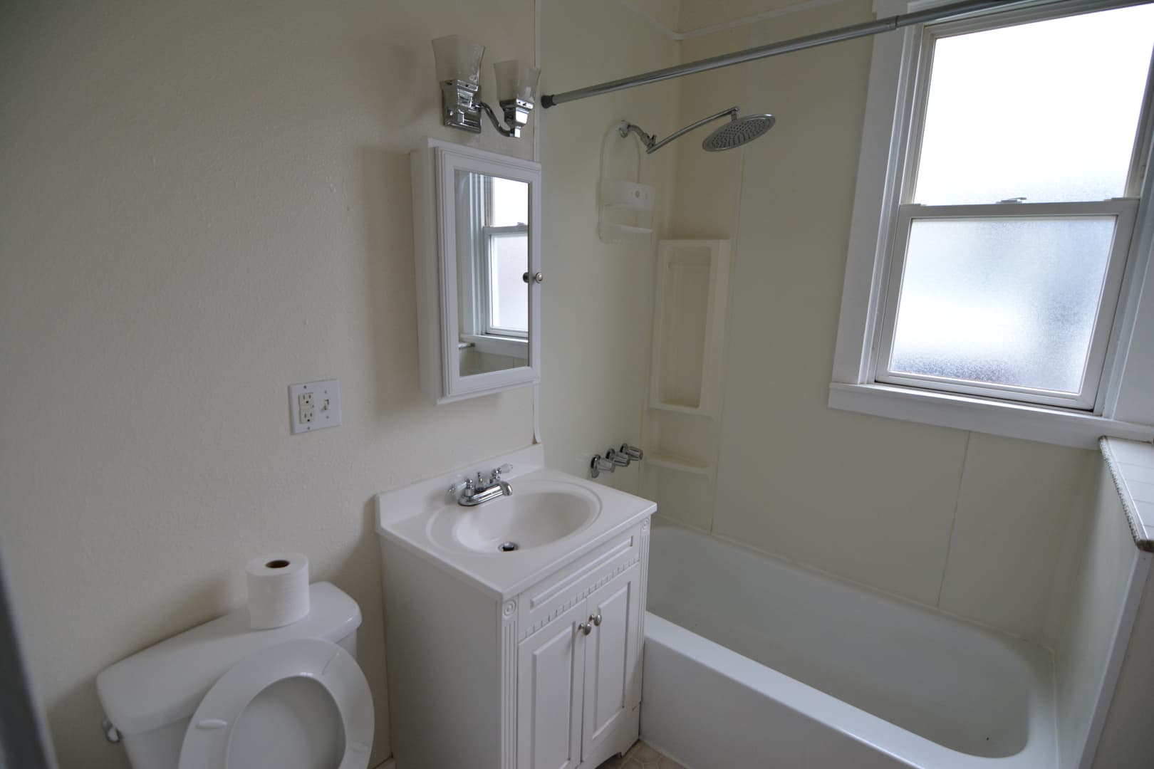 Tacoma Apartment: 1002-1004 Earnest S Brazill St
