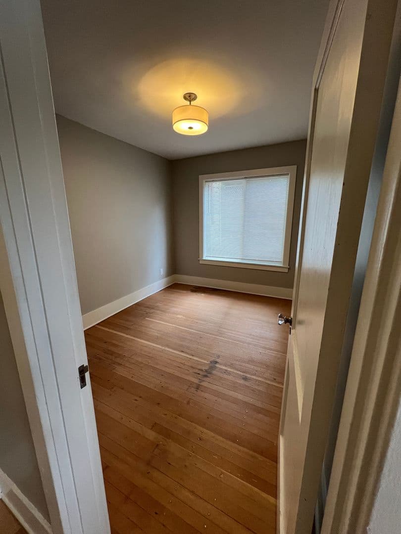 Seattle Apartment: 2311 24th Ave E