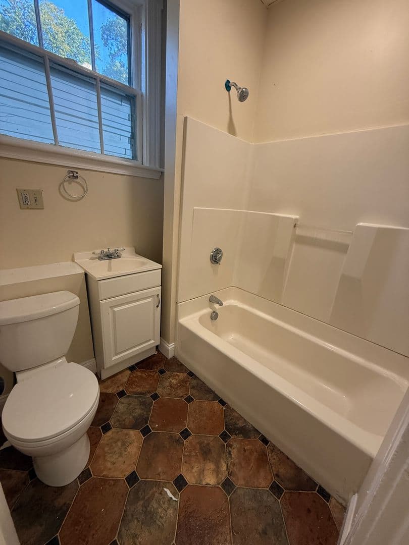 Somerville Apartment: 45 Laurel Street