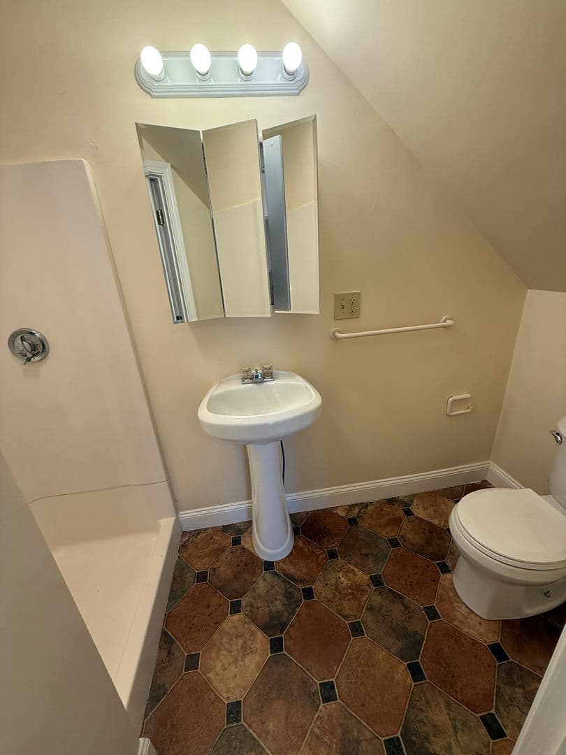 Somerville Apartment: 45 Laurel Street