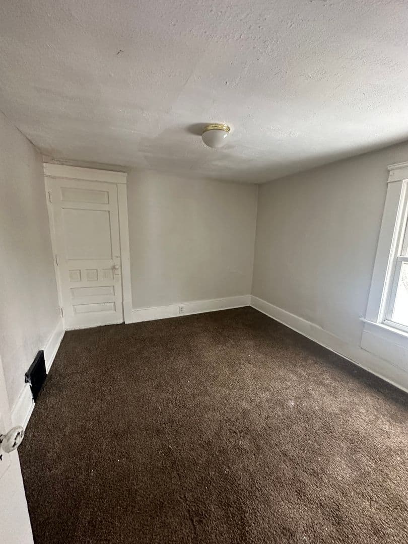 Akron House: 872 E Crosier St