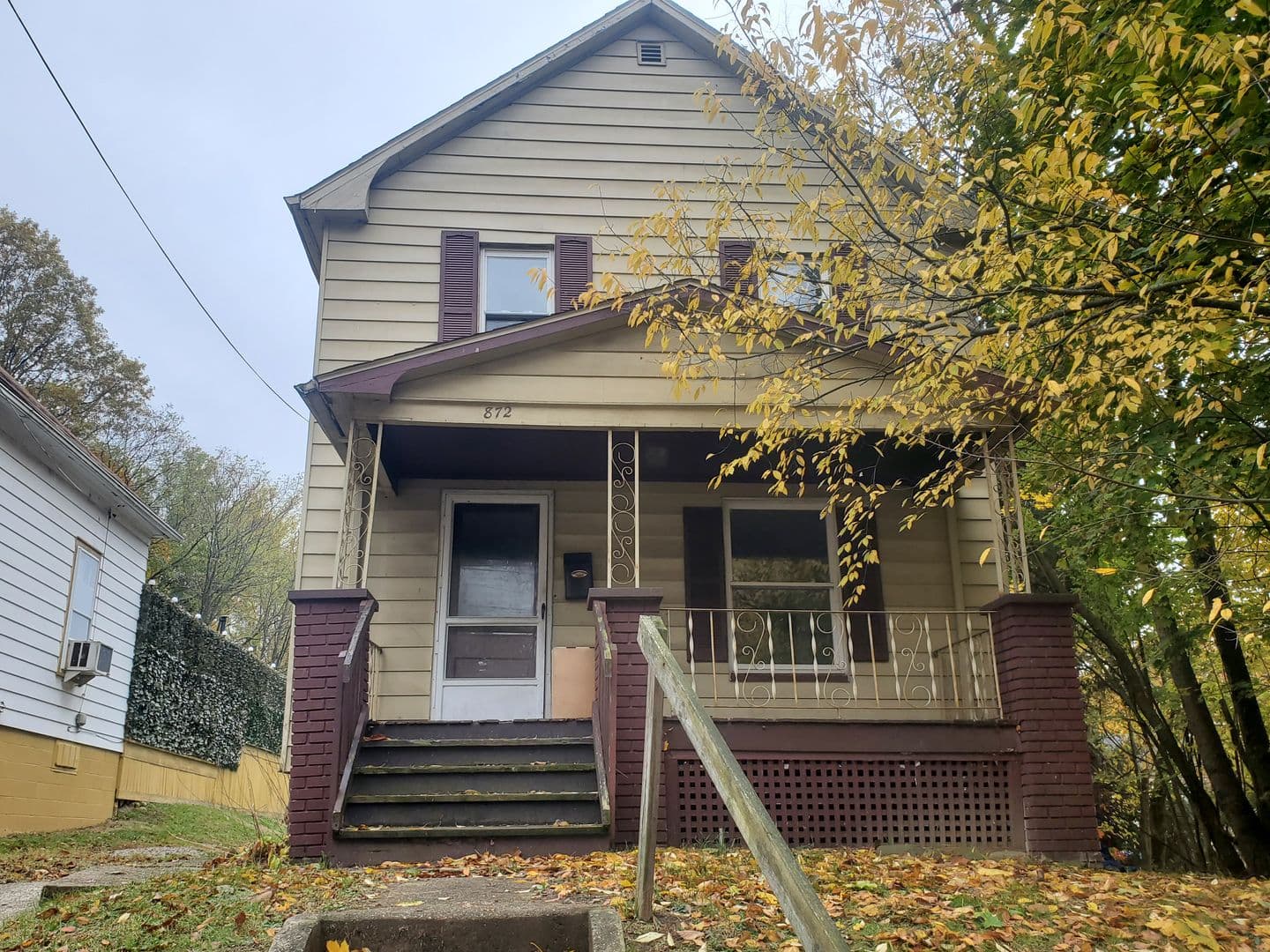 Akron House: 872 E Crosier St