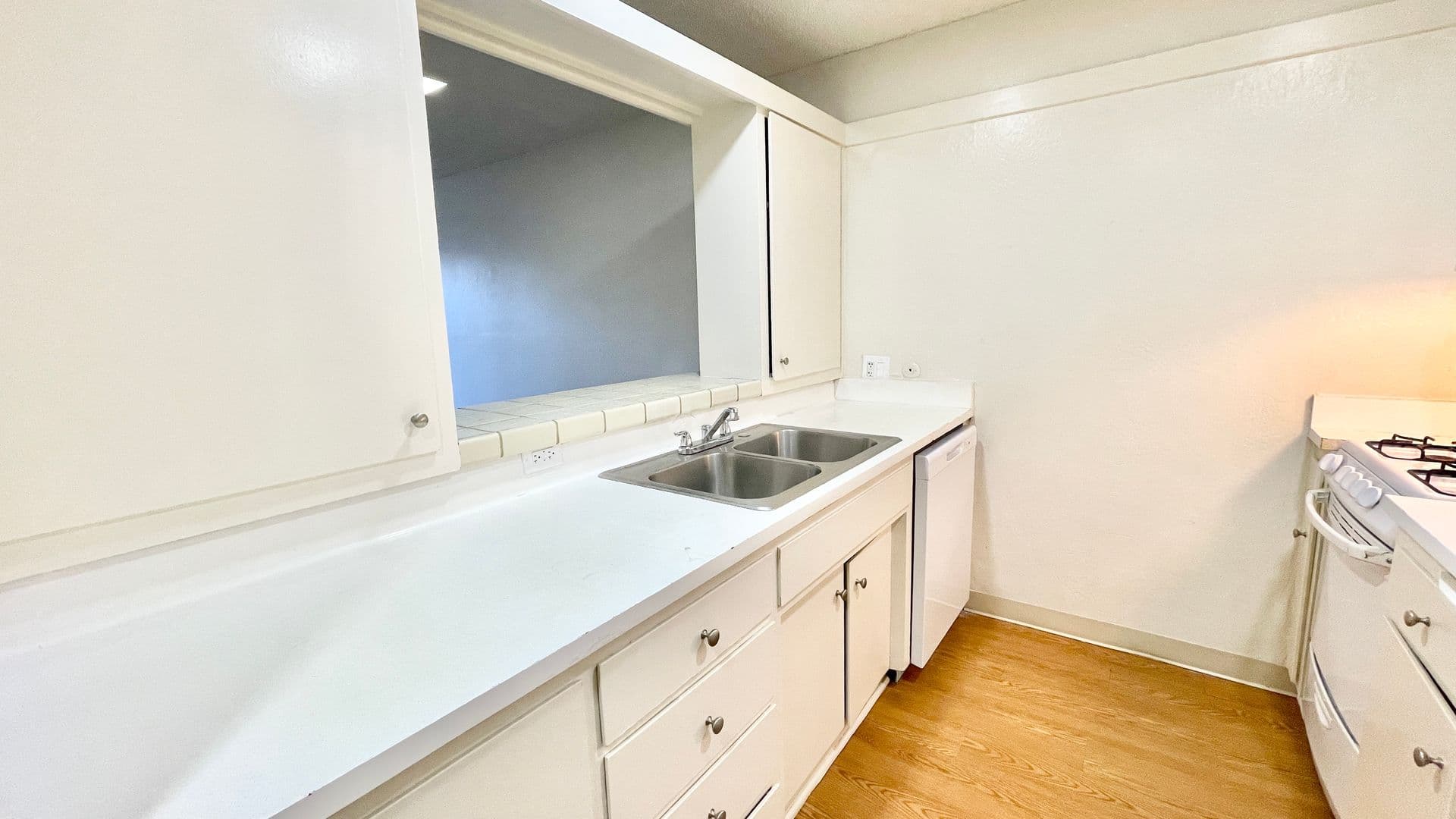 Belmont Apartment: 1240 Alameda De Las Pulgas