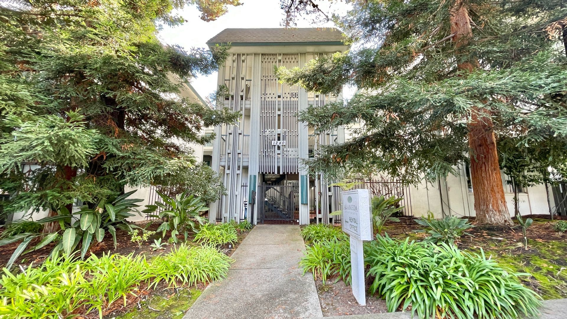 Belmont Apartment: 1240 Alameda De Las Pulgas