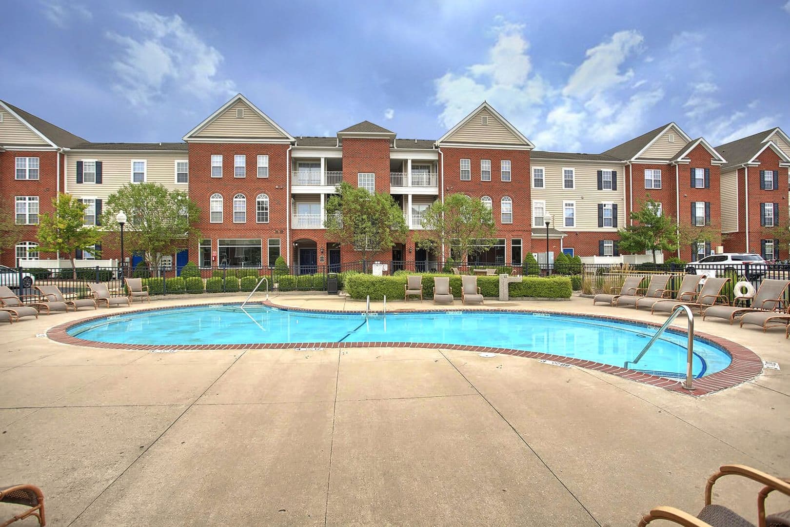 Urbana Apartment: Capstone Quarters