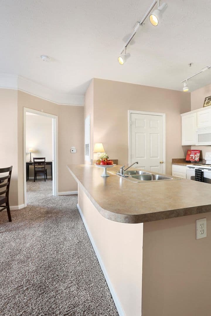 Urbana Apartment: Capstone Quarters